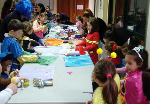Medio cento de nenos e nenas participaron nos obradoiros gratuítos de máscaras e de disfraces do Concello de Frades
